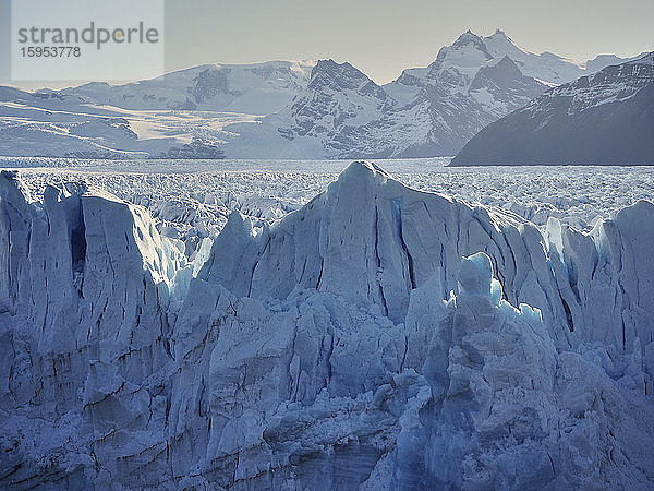 Idyllische Aufnahme des majestätischen Gletschers Perito Moreno  Perito Moreno  Argentinien