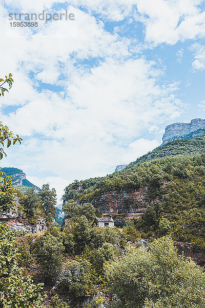 Spanien  Provinz Huesca  Wolken über einer abgelegenen Felshütte