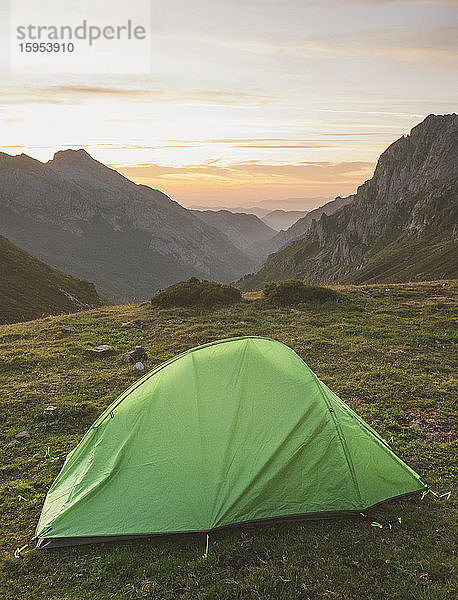 Spanien  Kantabrien  Grünes Zelt im Morgengrauen in den Picos de Europa aufgestellt