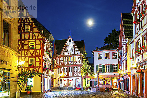 Deutschland  Rheinland-Pfalz  Mainz  Fachwerkhäuser an beleuchteter Altstadtstraße bei Nacht