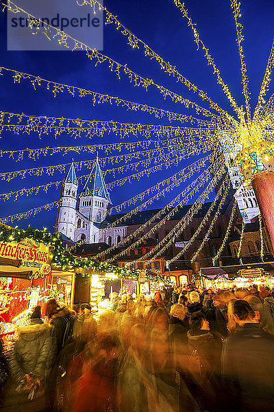Deutschland  Rheinland-Pfalz  Mainz  Überfüllter Weihnachtsmarkt in der Nacht