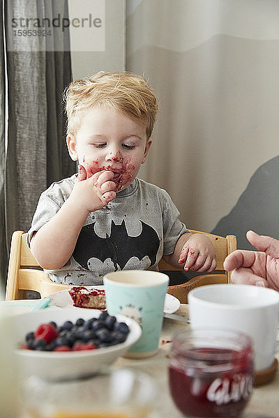 Porträt eines kleinen Jungen  der Brot mit Marmelade isst