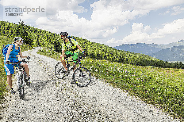 Mountainbike-Paar auf Schotterweg in den Bergen  Achenkirch  Österreich
