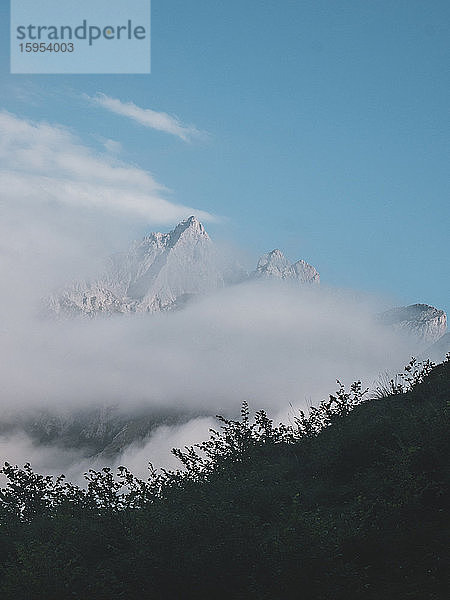 Spanien  Kantabrien  Wolken bedecken den schneebedeckten Gipfel in den Picos de Europa