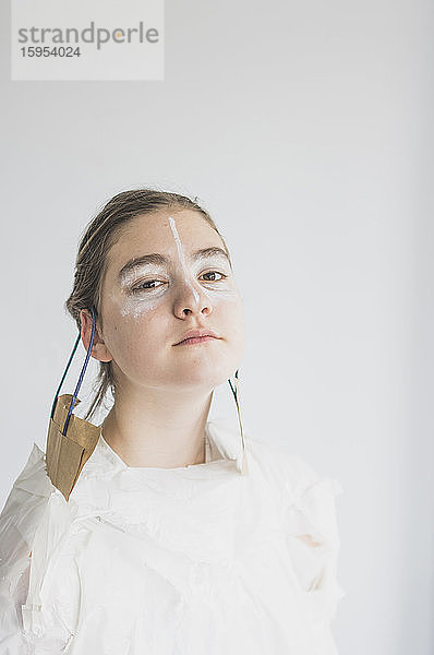 Teenager-Mädchen in weißen Plastiktüten  mit Ohrringen aus Papiertüte