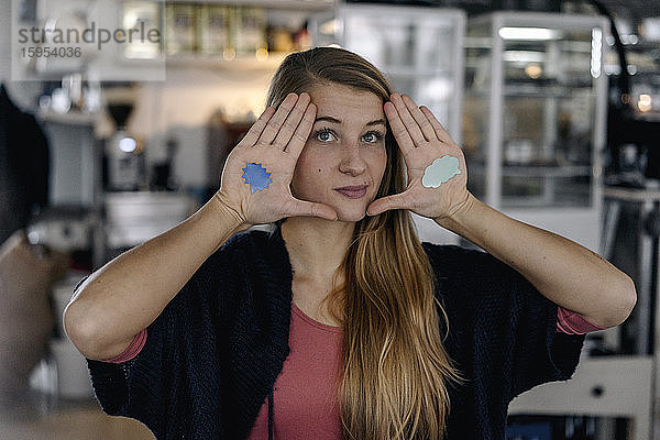 Porträt einer jungen Frau mit Gedankenblasenstreichern auf der Hand