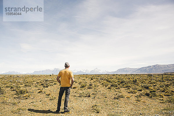 Rückansicht eines Mannes in einer abgelegenen Landschaft in Patagonien  Argentinien