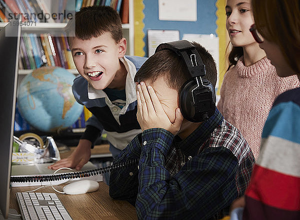 Kinder beim Spielen am Computer im Klassenzimmer
