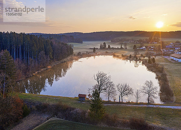 Deutschland  Bayern  Egling  Drohnenblick auf den Aufhofener Weiher bei Sonnenaufgang