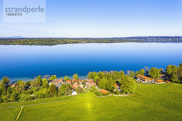 Deutschland  Bayern  Munsing  Drohnenansicht eines Dorfes am Ufer des Starnberger Sees im Frühling