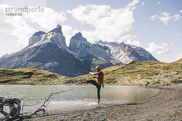Wanderer in einem See  der von Wasser plätschert  Nationalpark Torres del Paine  Patagonien  Chile