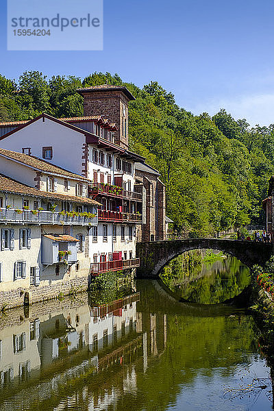 Frankreich  Pyrenäen-Atlantiques  Saint-Jean-Pied-de-Port  Alte Bürgerhäuser und Pont Saint Jean im Spiegel des Nive-Kanals