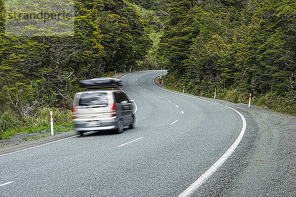 Neuseeland  Southland  Verschwommene Bewegung eines Autos  das auf dem State Highway 94 im Fiordland National Park fährt