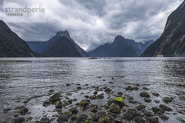 Neuseeland  Southland  Sturmwolken über der malerischen Küstenlinie des Milford Sound