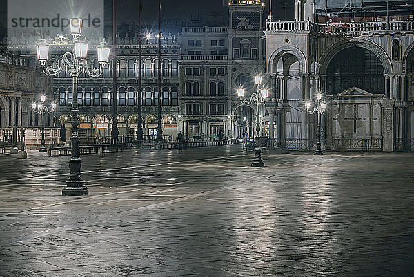 Italien  Venedig  Straßenlaternen  die nachts einen leeren Platz beleuchten