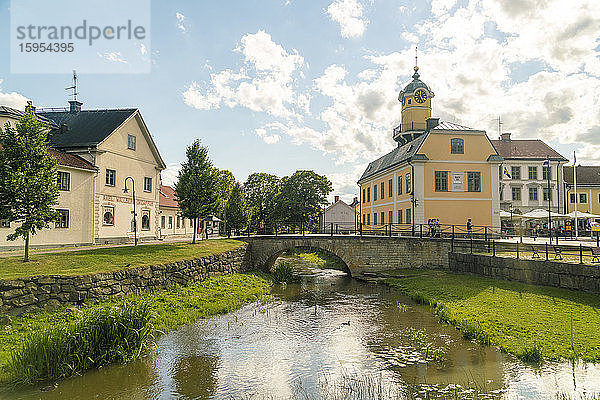 Schweden  Ostergotland  Soderkoping  Bogenbrücke über den kleinen Stadtkanal mit dem Rathaus im Hintergrund
