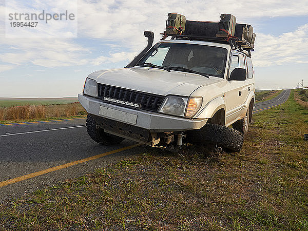 Geländewagen mit einer Reifenpanne am Straßenrand. Südafrika