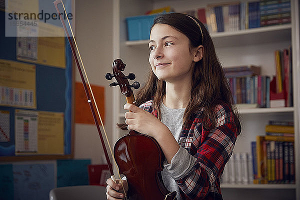Porträt eines lächelnden Mädchens mit einer Geige