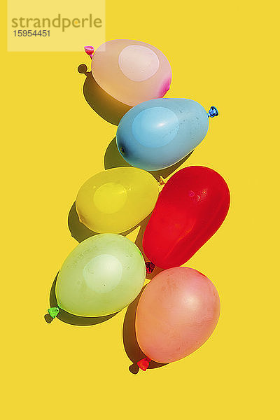 Studioaufnahme eines Haufens bunter Wasserballons
