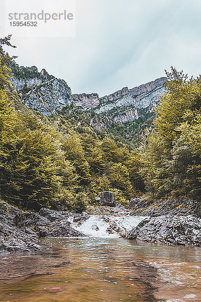 Spanien  Provinz Huesca  klarer Gebirgsfluss