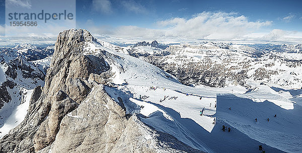 Italien  Trentino  Skifahrer auf dem Gipfel der Marmolada