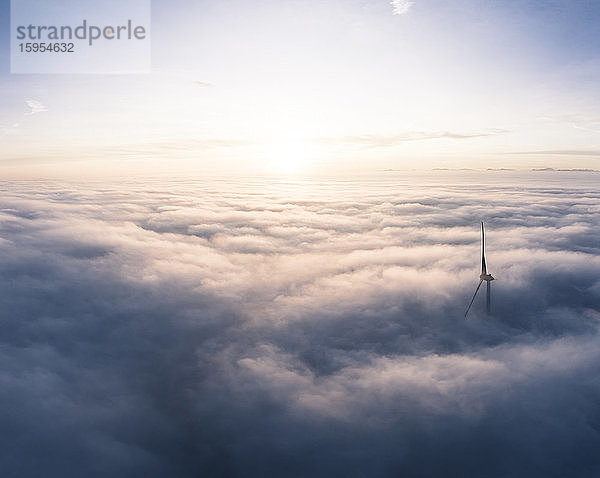 Deutschland  Luftbild einer von Wolken umhüllten Windkraftanlage bei Sonnenaufgang