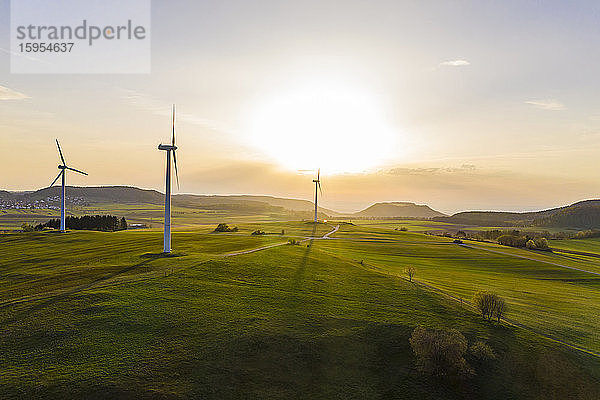 Deutschland  Baden-Württemberg  Burladingen  Luftaufnahme eines Windparks auf dem Land bei Sonnenuntergang