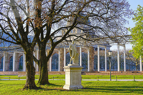 Deutschland  Bayern  München  Harmlos-Statue im grünen Bereich des Prinz-Carl-Palais