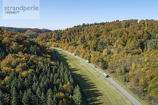 Deutschland  Baden-Württemberg  Heidenheim an der Brenz  Drohnenansicht des Verkehrs auf der Autobahn  die sich am Rande des Herbstwaldes erstreckt