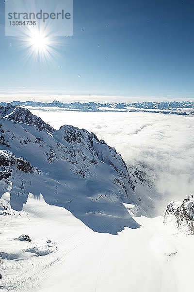 Österreich  Steiermark  Schladming  Blick auf die Sonne über dem Ennstal und den Niederen Tauern