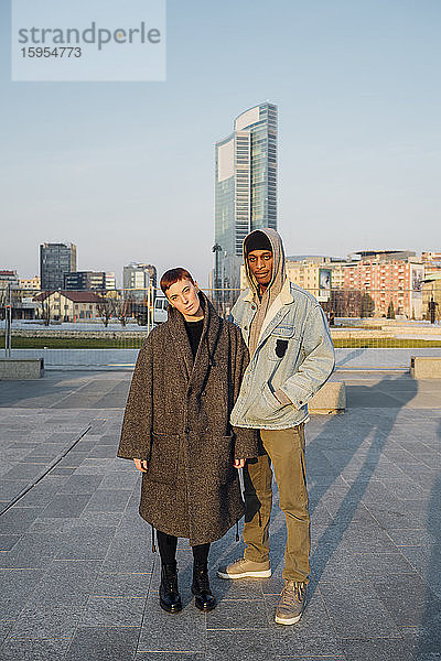 Porträt eines jungen Paares auf dem Stadtplatz stehend  Mailand  Italien