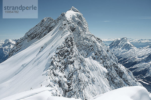 Deutschland  Bayern  Garmisch-Partenkirchen  Schneebedeckter Gipfel im Wettersteingebirge