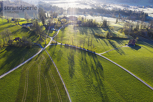 Deutschland  Bayern  Gaissach  Drone-Ansicht der grünen Landschaft im Frühling