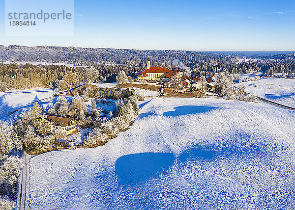 Deutschland  Bayern  Sachsenkam  Drohnenansicht von Kloster Reutberg im Winter