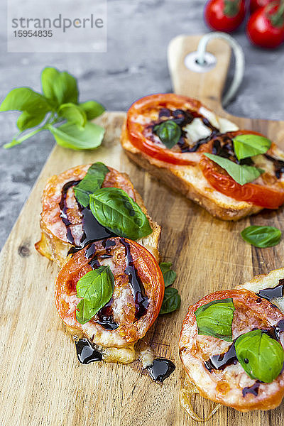 Gratinierte Baguettescheiben mit Tomaten  Mozzarella-Käse und Basilikum