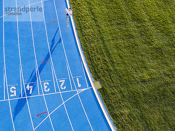 Luftaufnahme des Läufers auf der blauen Tartanbahn