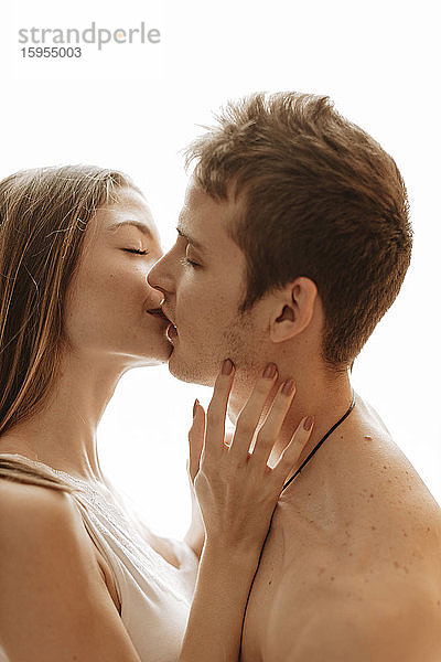 Porträt eines intimen jungen Paares  das sich küsst