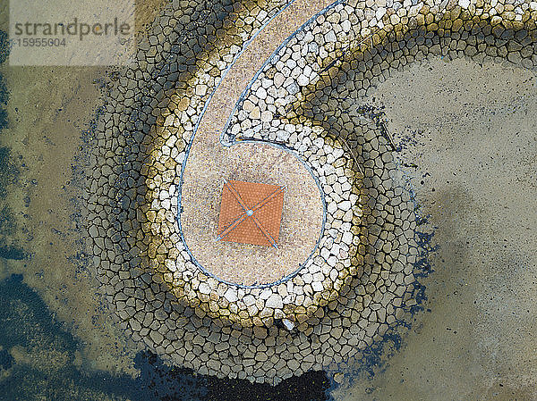 Indonesien  Bali  Sanur  Luftaufnahme des Pavillons am Rande der Felsküste