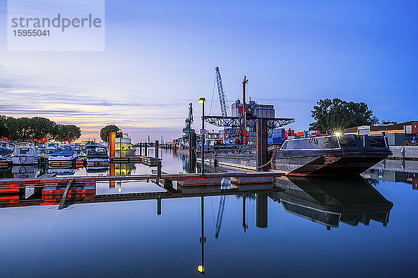 Deutschland  Hessen  Gernsheim  Stadthafen in der Abenddämmerung