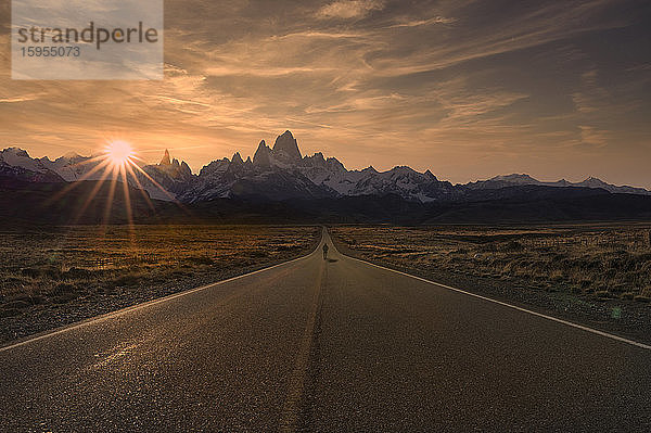 Mann auf dem Weg nach El Chalten bei Sonnenuntergang  Patagonien  Argentinien