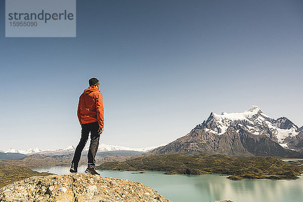 Wanderer in der Berglandschaft am Lago Pehoe im Torres del Paine Nationalpark  Patagonien  Chile