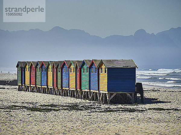 Farbenfrohe Cabanas am Strand von Muizenberg  Südafrika