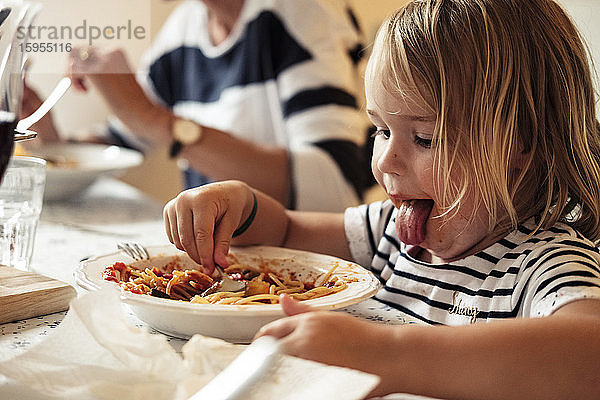 Porträt eines kleinen Mädchens beim Spaghetti-Essen