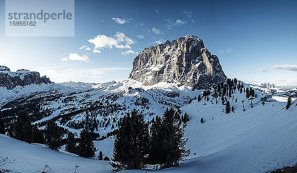 Italien  Trentino  Wolkenstein  Landschaftliche Ansicht des Massivs der Sellagruppe in der Abenddämmerung