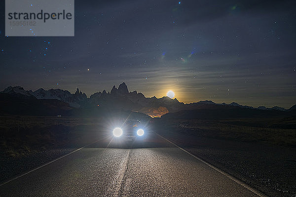 Auto auf der Straße nach El Chalten bei Nacht  Patagonien  Argentinien