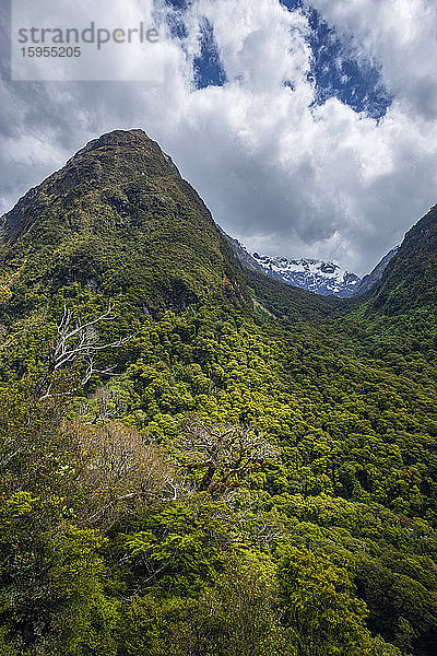 Neuseeland  Southland  Landschaftsansicht von Mount Christina und Mount Crosscut vom Pops View Lookout aus gesehen