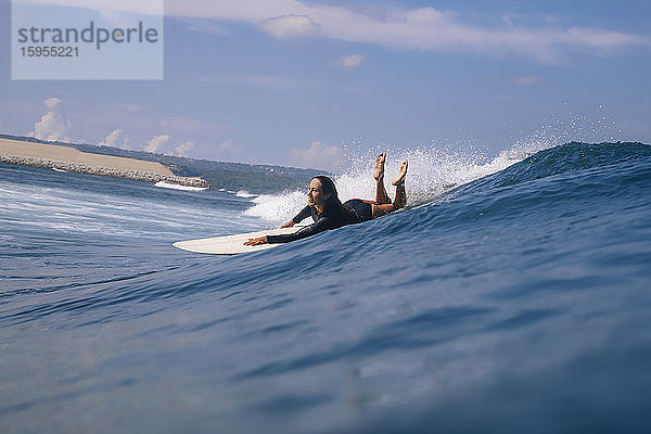 Frau beim Surfen im Meer  Bali  Indonesien