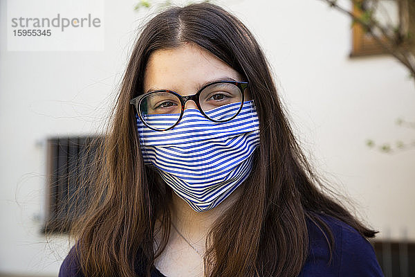 Teenager-Mädchen auf dem Schulweg mit Gesichtsmaske