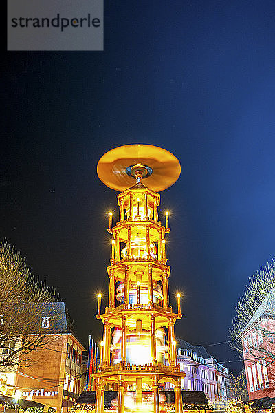 Deutschland  Rheinland-Pfalz  Mainz  Weihnachtspyramide glühender Ta-Marktplatz in der Nacht