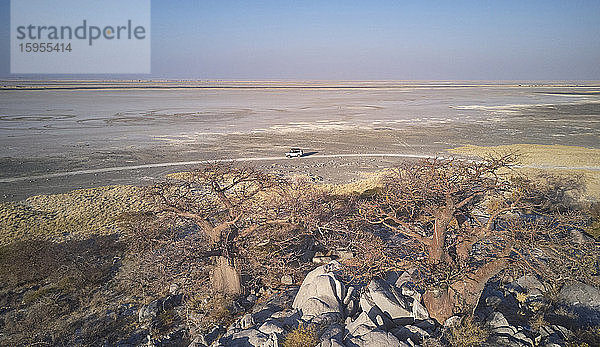 Botswana  Luftaufnahme von Baobab-Bäumen und 4x4-Auto über die Insel Kubu in Makgadikgadi Pan